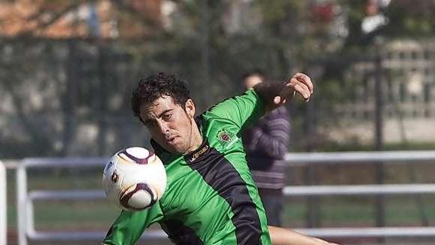 De la Puente supera a un rival del Avilés en el partido jugado en San Gregorio.