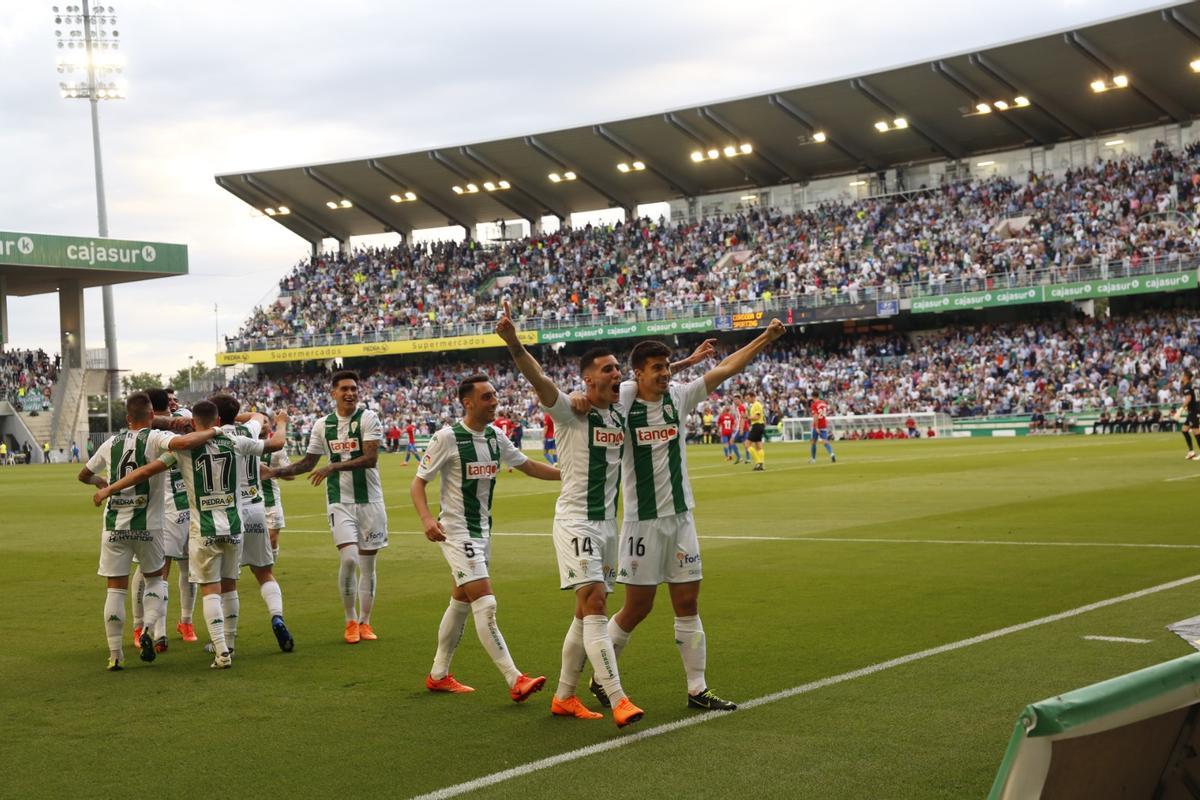 Sergi Guardiola, junto a Quintanilla, en la celebración de un gol ante el Sporting en 2018.