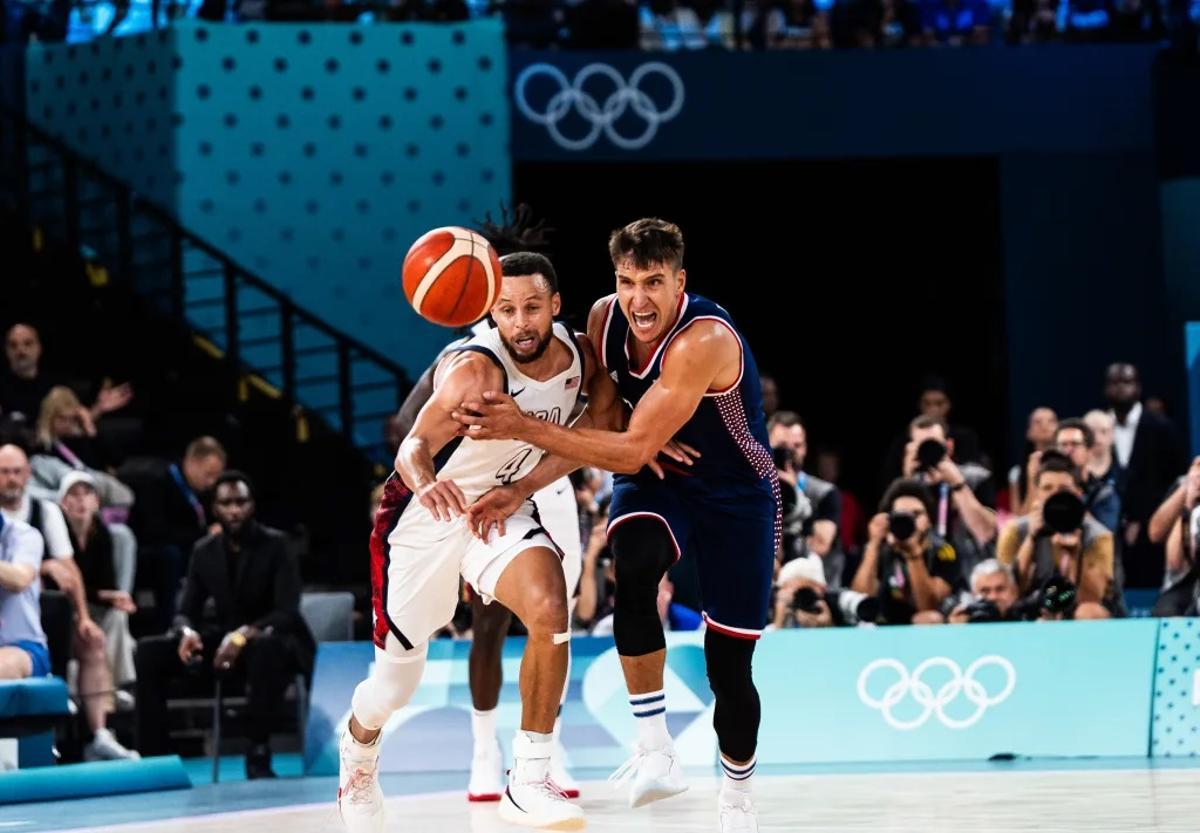 Curry pugna por un balón con Bogdanovic, en el encuentro de semifinales