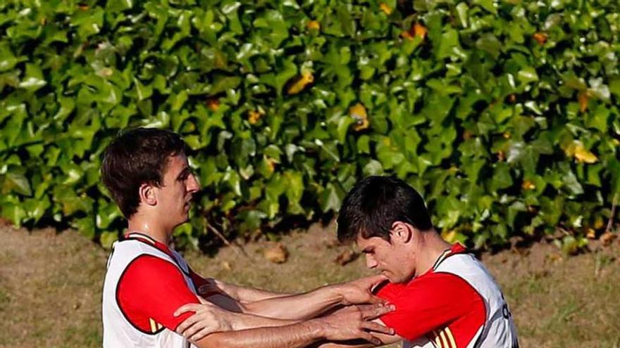 Jorge Meré, a la derecha, durante un ejercicio con Oyarzábal en el entrenamiento de la selección española.