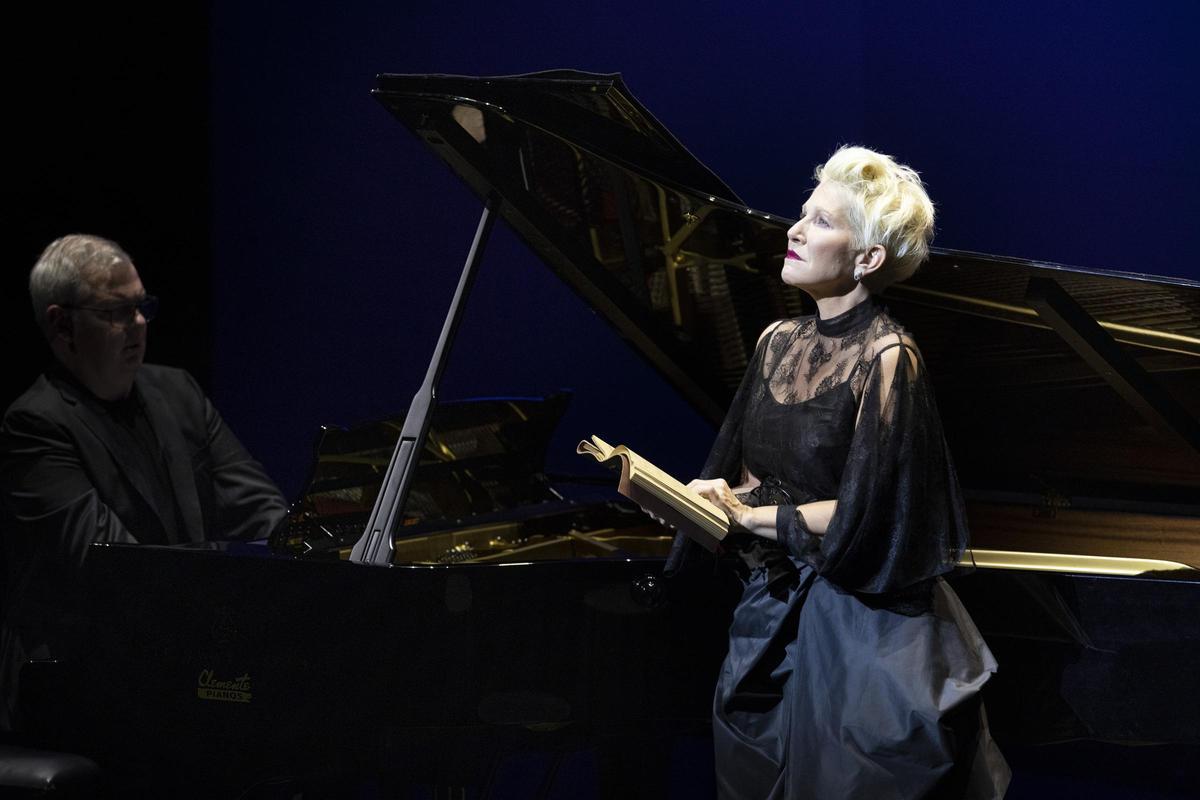 Imagen del recital deJoyce DiDonato. Miguel LorenzoLES ARTS 30 0ctubre 2021 LES ARTSs ÈS Lied JOYCE DIDONATO MEZZOSOPRANO Winterreise de Franz Schubert Piano Craig Terry Fotografía Miguel Lorenzo @miguellorenzophotographer