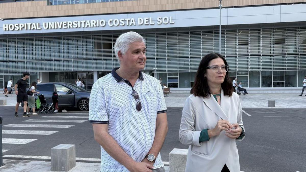 La portavoz del PSOE, Isabel Pérez, ayer en el Hospital Costa del Sol.