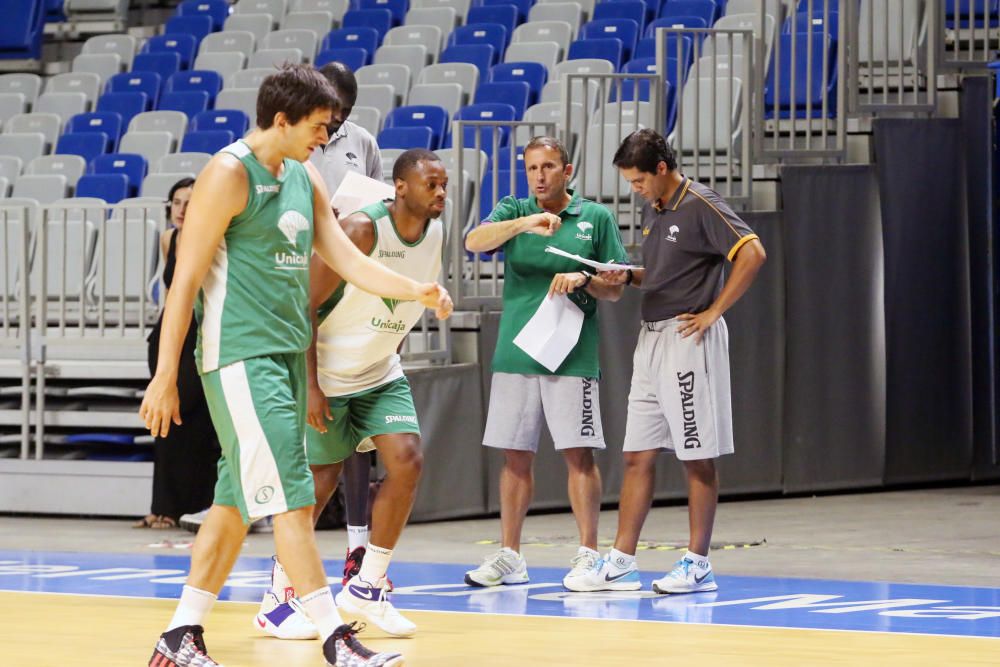 La plantilla del Unicaja vuelve a los entrenamientos bajo las órdenes de Joan Plaza para comenzar a preparar la temporada.