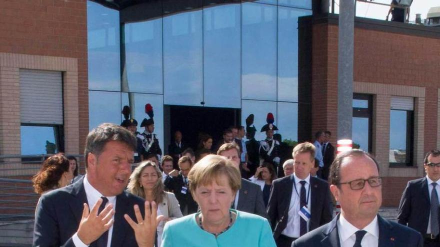 Mateo Renzi, Angela Merkel y François Hollande, tras su reunión de ayer.