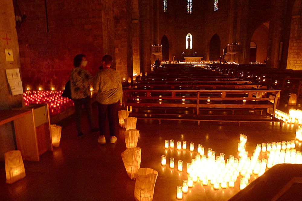 Sis mil espelmes il·luminen l''església de Sant Pere per celebrar el mil·lenari