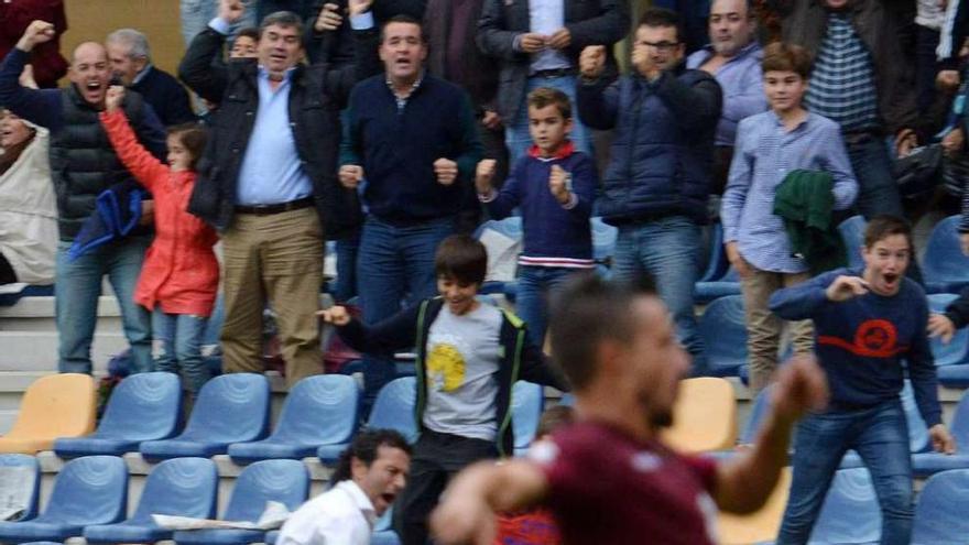 Luisito, al fondo, celebra el segundo gol del Pontevedra en los últimos minutos del partido. // Gustavo Santos