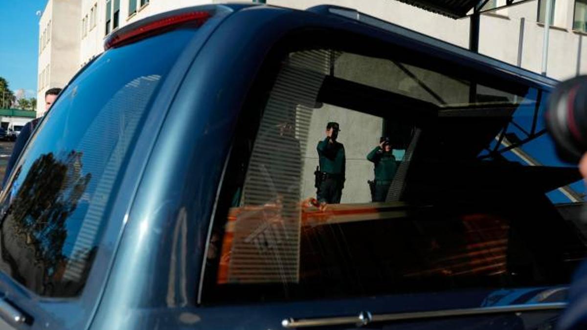 El cuerpo del guardia civil fallecido en Barbate por una narcolancha llega a la Comandancia de la Guardia Civil en Cádiz.