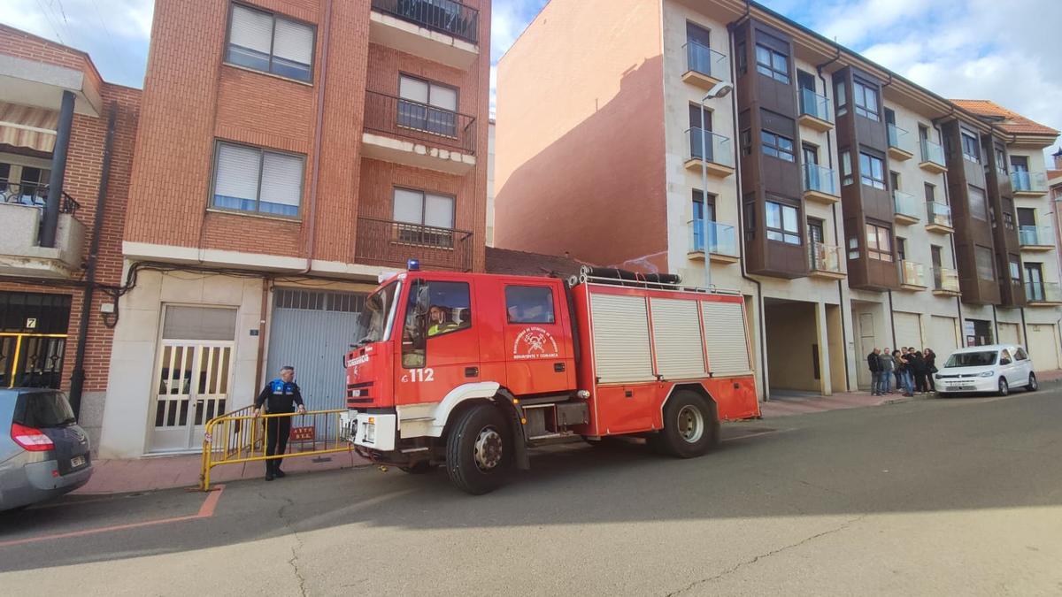 El desplome de la pared, que no es visible desde la calle Las Eras, ha obligado a intervenir a bomberos y policias. En la imagen, vecinos congregados a las puertas del inmueble.