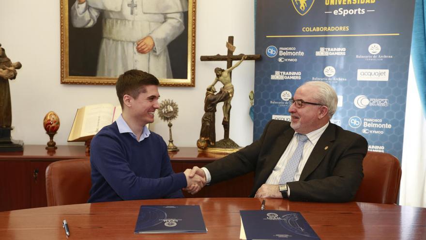 Ángel Pérez (magoangelESP) con el presidente de la UCAM, José Luis Mendoza, tras la firma del acuerdo