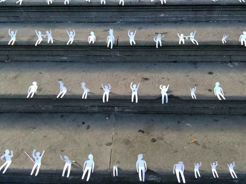Figuras misteriosas en las escaleras del Paraninfo