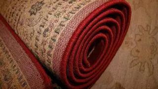 Adiós a las manchas y los malos olores: echa un poco de sal en tu alfombra