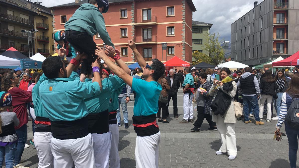 La Colla Castellera de Cerdanya ofereix un taller a la plaça del Call enmig de les parades d'entitats