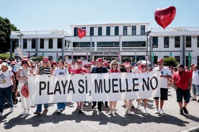 Manifestación en contra de la ampliación del puerto de Los Cristianos