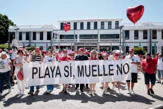 Manifestación en contra de la ampliación del puerto de Los Cristianos