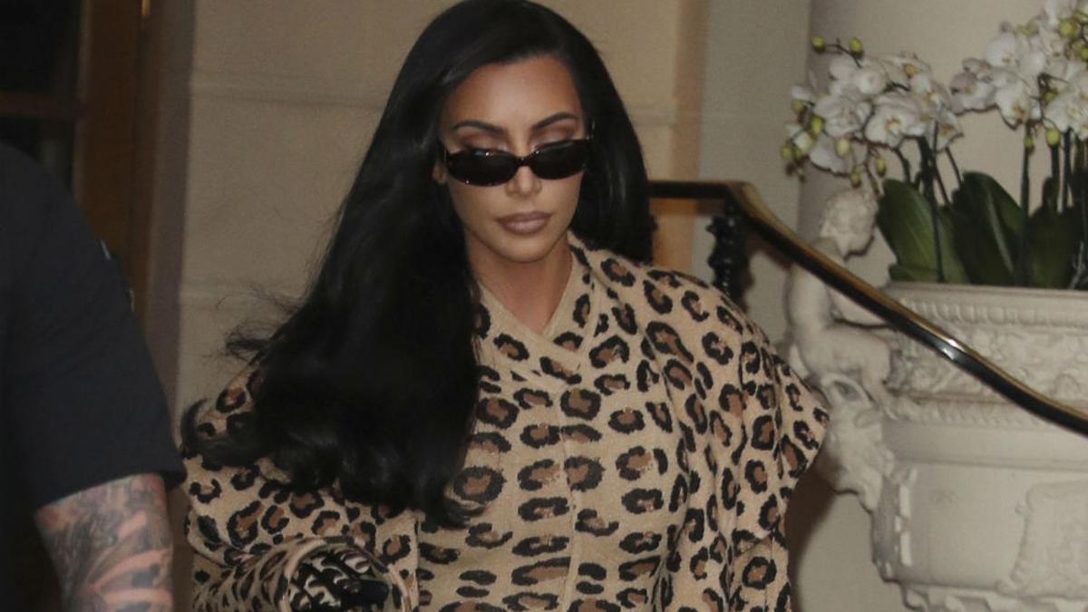 Kim Kardashian ha homenajeado al diseñador Azzedine Alaïa en su vuelta a París con un look completo de estampado de leopardo