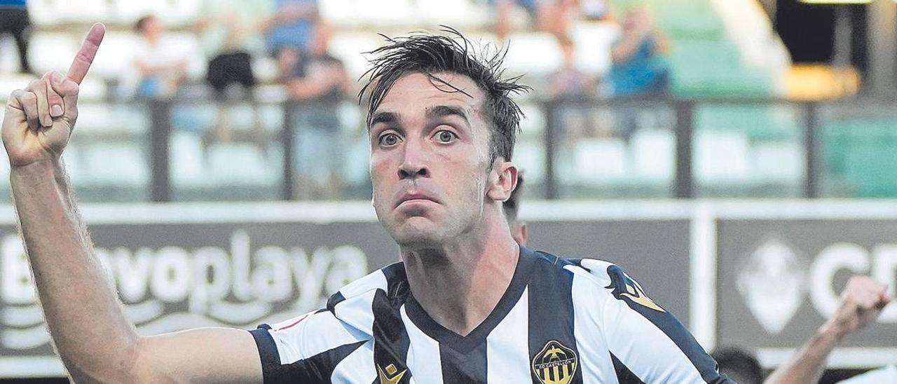 Manu Sánchez celebra uno de sus dos goles, esta temporada, en el Estadio Castalia.