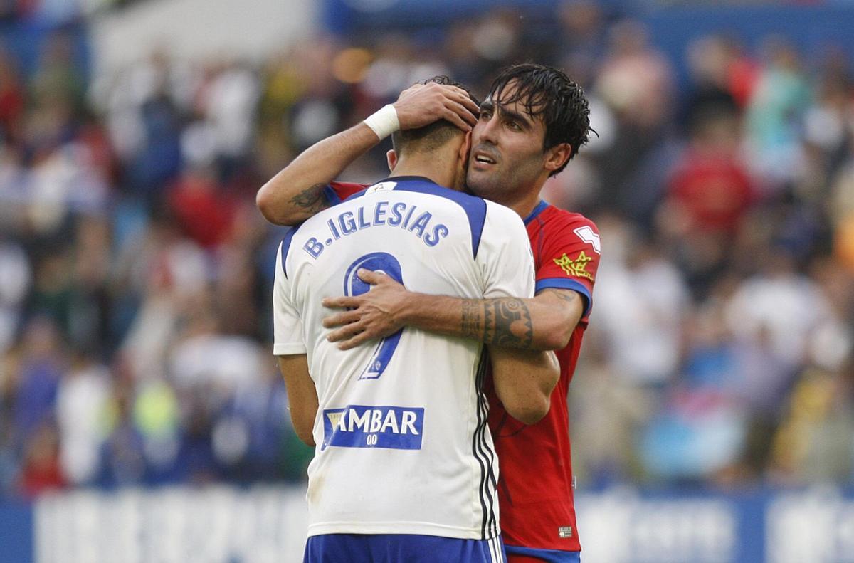 Borja Iglesias abrazado a un jugador del Numancia después de la vuelta de 'play-offs'