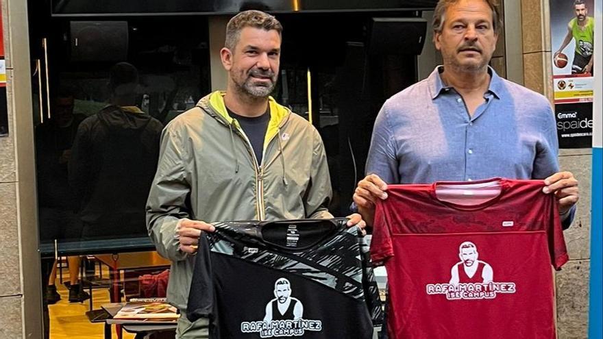 Rafa Martínez i Martín Momotiuk, amb les noves camisetes