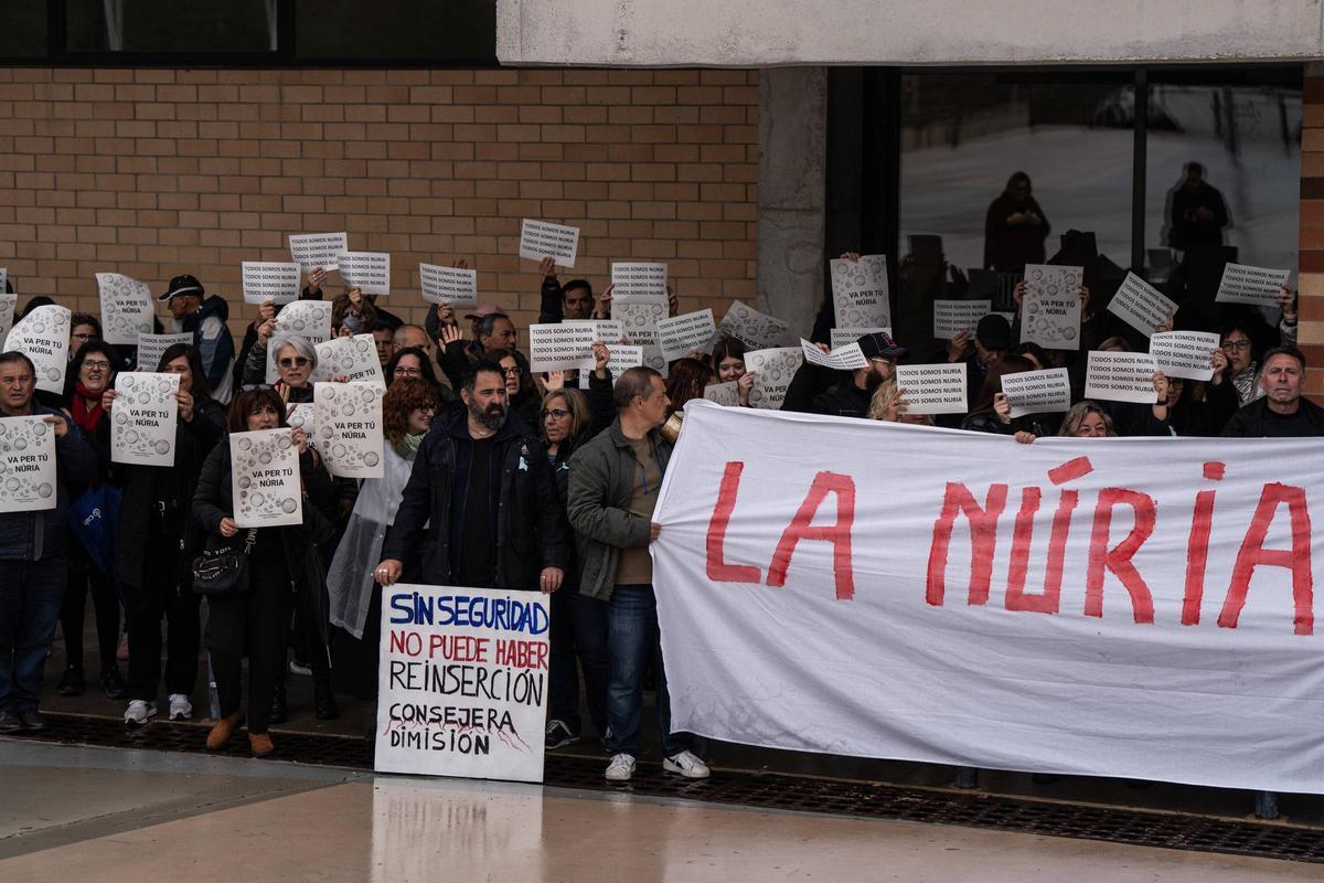 Protestas fuera de la cárcel en la espera de la salida de Alves