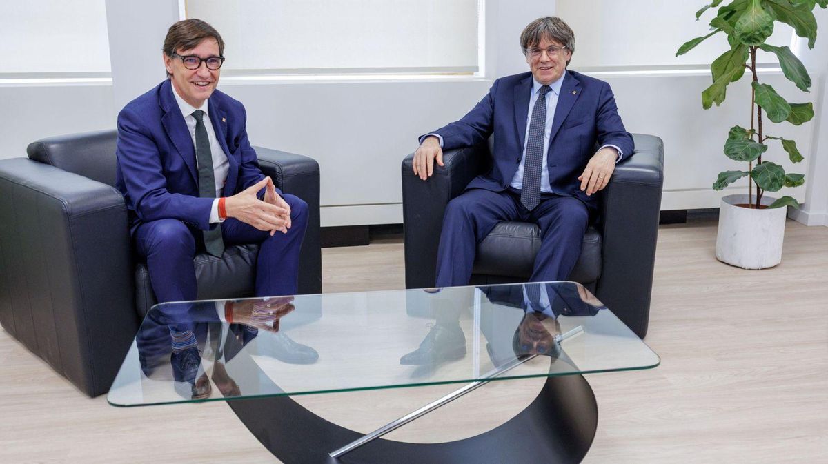 Salvador Illa i Carles Puigdemont, abans de reunir-se a soles a Brussel·les.