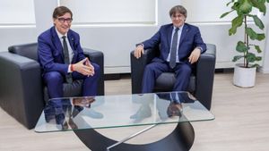 Salvador Illa i Carles Puigdemont, abans de reunir-se a soles a Brussel·les.