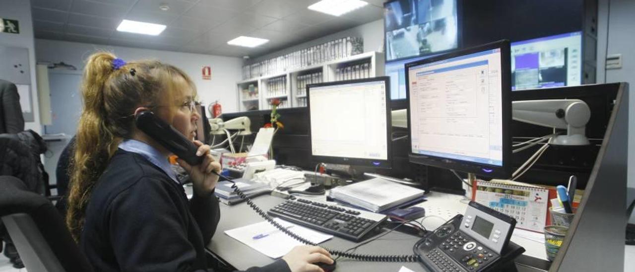 Una trabajadora de Mevisa en la sala de control observa que no haya ninguna anomalía entre las pantallas.