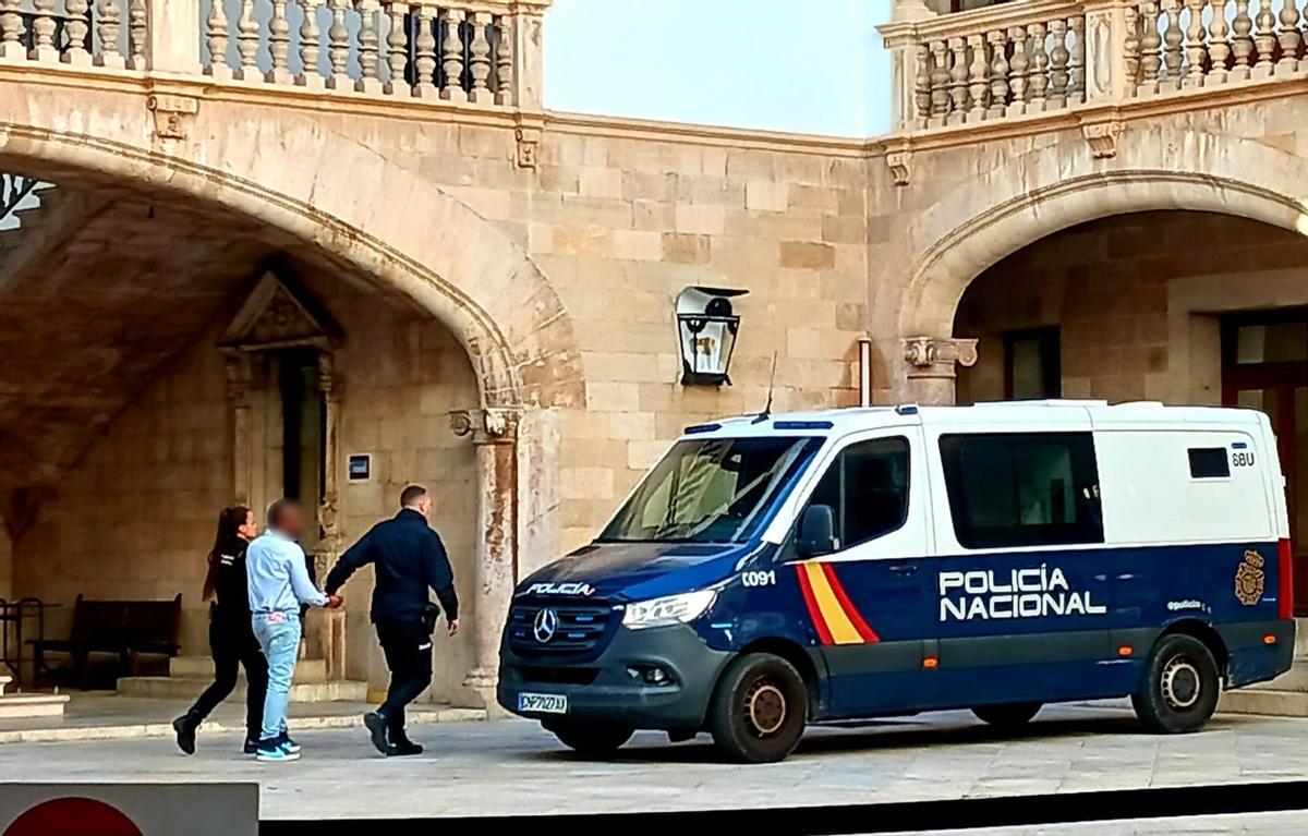 El acusado de agredir a su expareja, de 41 años, ayer en la Audiencia de Palma.