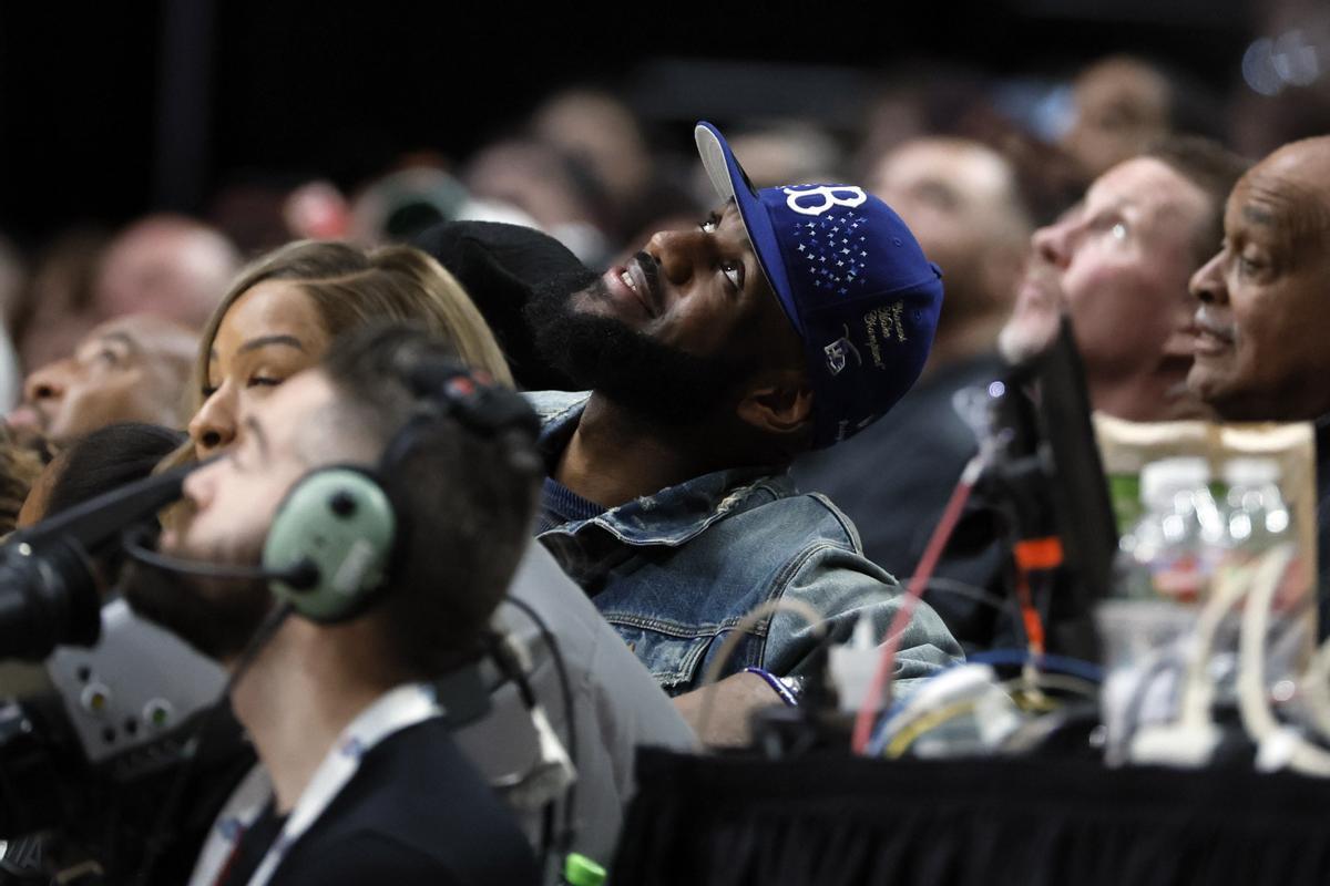 LeBron James, asistiendo al Nike Hoop Summit 2023 en Portland