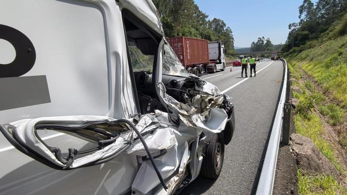 Furgoneta afectada y agentes de la Guardia Civil en el lugar del accidente