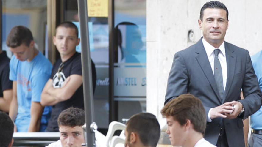 Amadeo Salvo, llegando al palco de Mestalla.