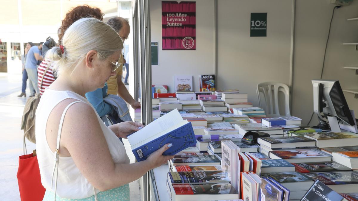 Una caseta de la Feria del Libro de Alicante