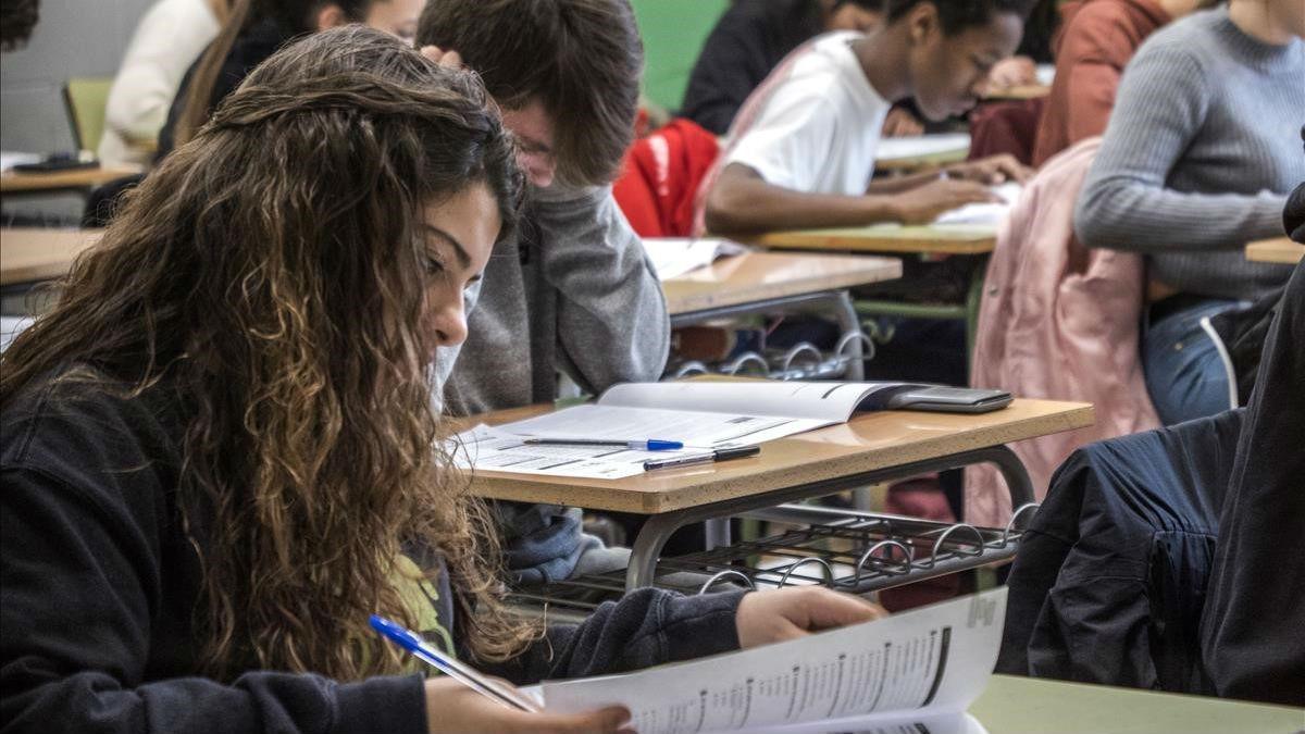 Estudiantes de cuarto de ESO en las pruebas de competencias básicas del pasado febrero, en el instituto La Llauna de Badalona.