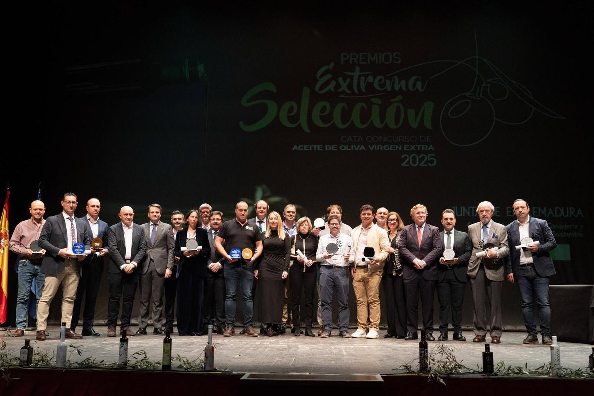Premiados y autoridades, ayer, en el teatro López de Ayala, tras la entrega de Pemios Extrema Selección Cata Concurso de Aceite de Oliva Virgen Extra 2025.