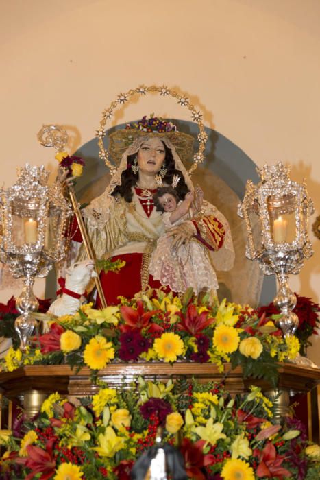 Fuego y villancicos acompañaron el camino de la Divina Pastora desde la ermita de la Veracruz