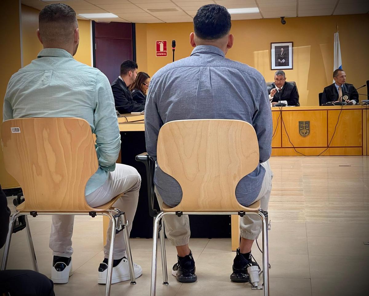 Los dos acusados, durante la sesión del juicio celebrado en la Sección Quinta de la Audiencia Provincial de Santa Cru de Tenerife.