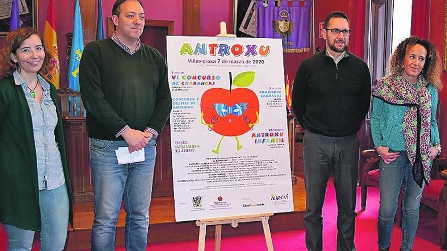 Presentación del Antroxu en Villaviciosa, con la concejala Rocío Vega, el alcalde, Alejandro Vega; José Carlos Flores, en representación de la familia de Beni Flores, y Laura Jiménez, de Acosevi.