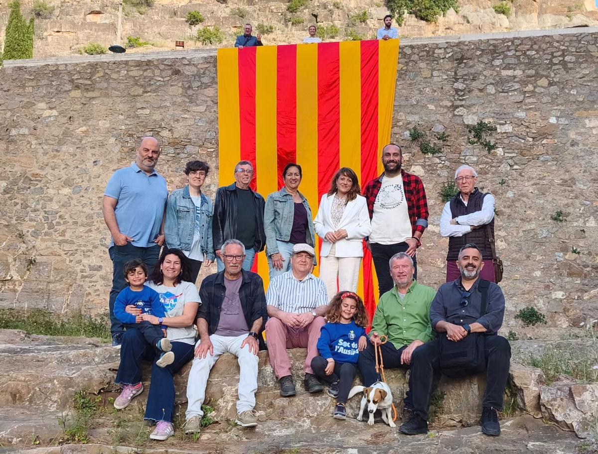 Ediles y militantes de Compromís, con la 'senyera'.
