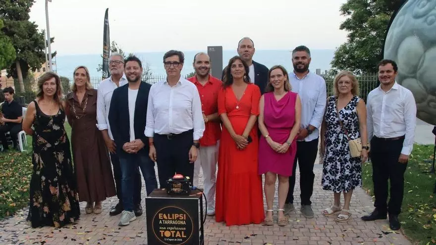 El Ayuntamiento de Tarragona escenifica la cuenta atrás para el eclipse con un acto en el parque del anfiteatro.