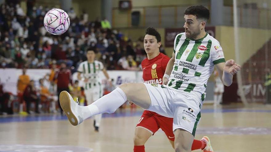 Alberto Saura disputa un balón durante un lance del encuentro ante el Santa Coloma en Vista Alegre.