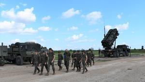 Militares españoles inspeccionan los lanzadores Patriot en una visita a Adana antes de un relevo de contingente, en 2022