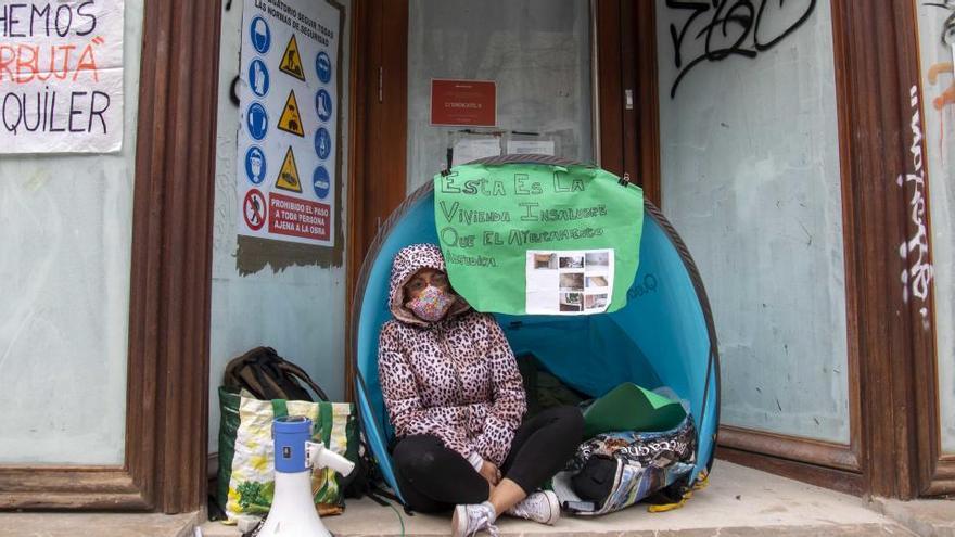 Protestaktion einer Wohnungslosen vor dem Rathaus in Palma.