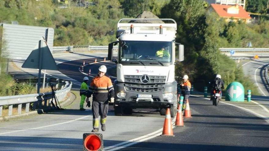 Trabajos de asfaltado en el acceso al Corredor de O Morrazo en Moaña. // G. Núñez