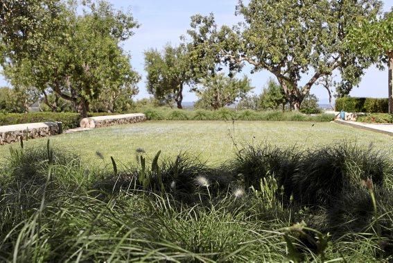 Gartenarchitektin Andi Lechte zeigt einer Reisegruppe ein Anwesen bei Santanyí. Der Entwurf stammt aus ihrer Feder.