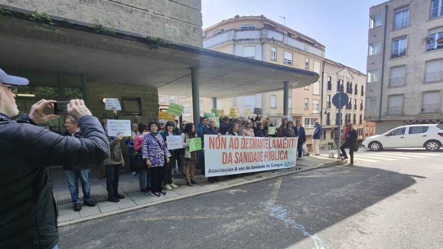 La concentración de ayer ante la entrada de urgencias.   | // S.A.