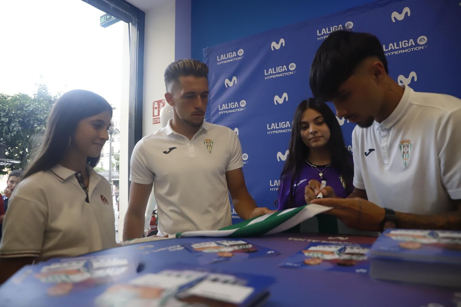 La firma de autógrafos de Isma Ruiz y Kevin Medina en la tienda de Movistar en imágenes
