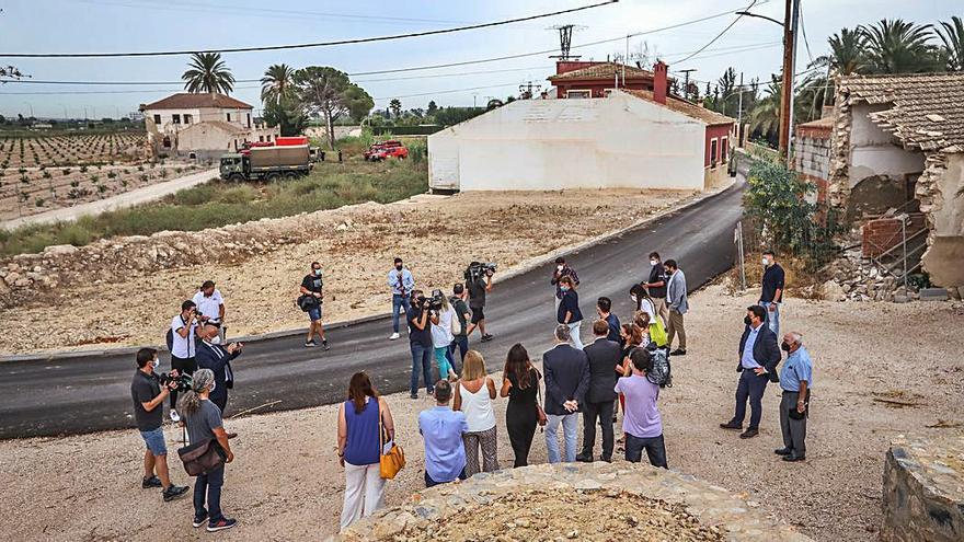 Algunas de las casas junto a la mota que la riada destrozó. | TONY SEVILLA