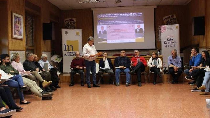 El café coloquio se celebró ayer en Ourense. // FdV