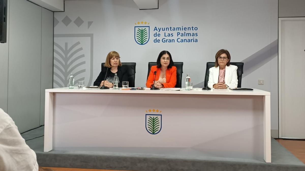 Carolina Darias (c), este jueves, en rueda de prensa en el Ayuntamiento de Las Palmas de Gran Canaria