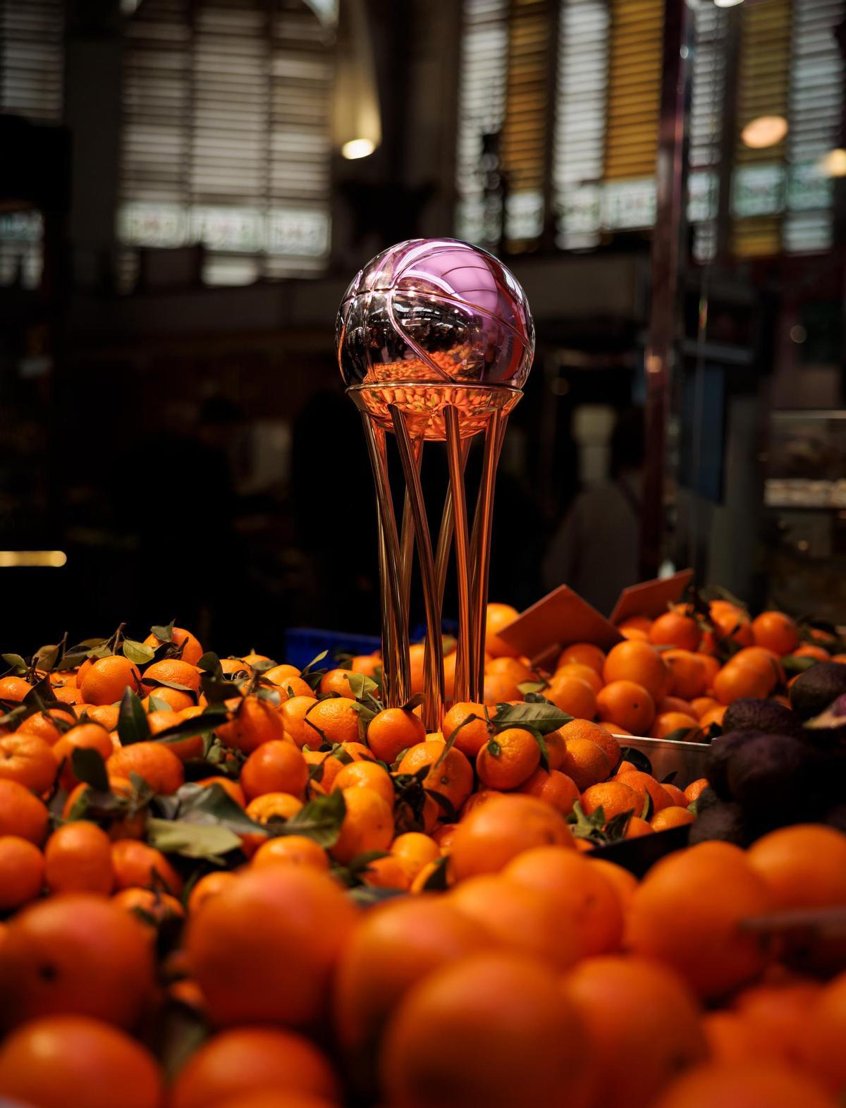 Trofeo de la Copa del Rey ACB, entre mandarinas del Mercado de Valencia