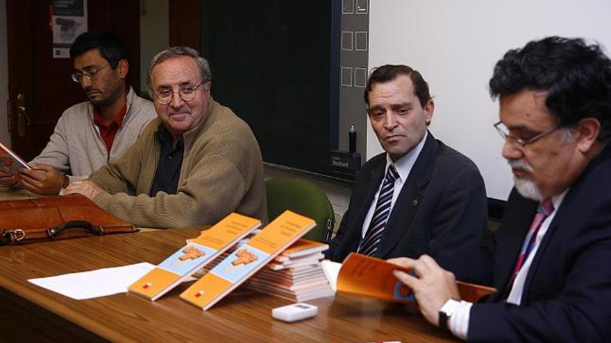 Ángel Espina, en primer término, durante la presentación de las jornadas de antropología.